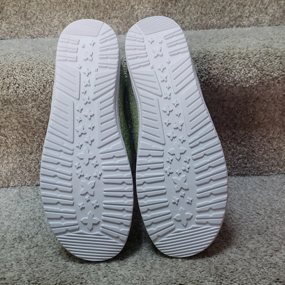Light green glitter kayaks NIB Size 9 only Corkys